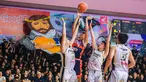 Pebasket SMA Kolese Kanisius Jakarta, Gregorio Marcus Rahardjo (tengah kiri) berusaha memasukkan bola ke ring pada laga final DBL 2023/2024 Seri Jakarta Utara dan Jakarta Pusat melawan SMA Jubilee di GOR Cempaka Putih, Jakarta Pusat, Jumat (18/08/2023). (Bola.com/Bagaskara Lazuardi)