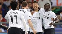 Striker Liverpool Sadio Mane (kanan) melakukan selebrasi dengan rekanya usai mencetak gol ke gawang AS Roma dalam pertanding semifinal Liga Champions di Stadion Olimpico, Roma (2/5). (AP Photo/Andrew Medichini)