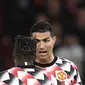 Bintang Manchester United Cristiano Ronaldo berbicara dengan rekan satu timnya Fred saat pemanasan jelang laga MU melawan Tottenham Hotspur di Old Trafford, 19 Oktober 2022. (Oli SCARFF / AFP)