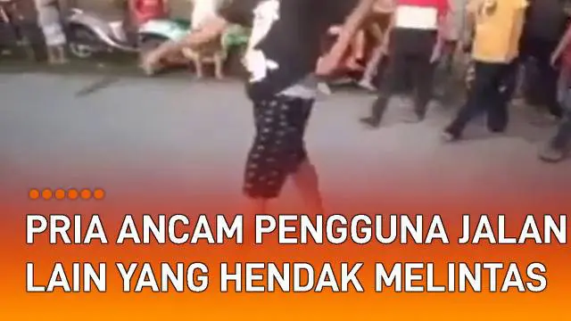 Aksi seorang pria ancam pemotor ketika hendak melintas di jalan yang digunakan balapan liar mengundang perhatian.