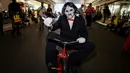 Seorang peserta berpakaian seperti Billy the Puppet dari Saw saat memenghadiri New York Comic Con (NYCC) di Jacob K. Javits Convention Center, New York, Amerika Serikat, Kamis (12/10/2023). (Photo by Charles Sykes/Invision/AP)