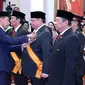 Menteri Koordinator Bidang Perekonomian Airlangga Hartarto menerima penganugerahan Tanda Kehormatan Bintang Republik Indonesia Utama yang diberikan langsung oleh Presiden Joko Widodo. (Dok Kemenko Perekonomian)