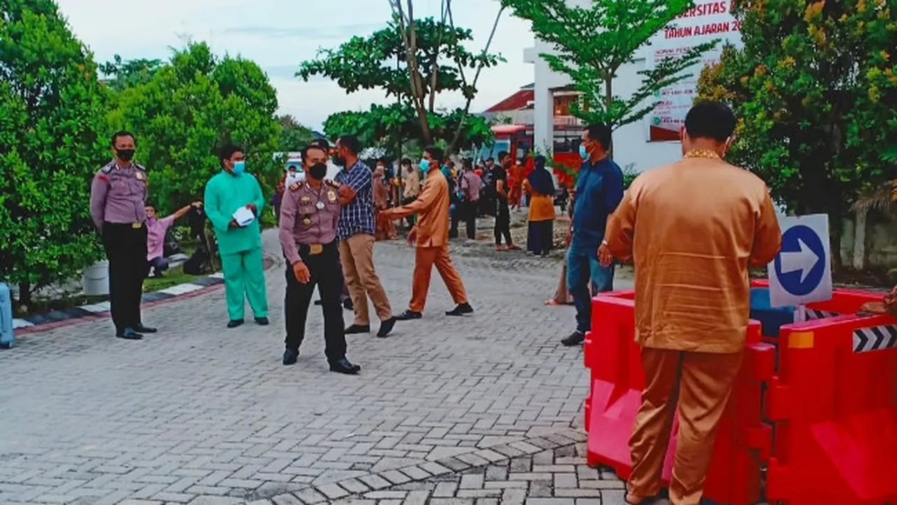 Suasana sekolah menengah pertama di Pekanbaru yang puluhan pelajarnya terkonfirmasi Covid-19.