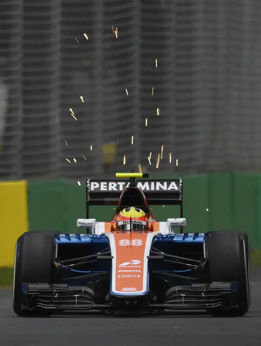 Mobil Pembalap F1 tim Manor Racing, Rio Haryanto mengeluarkan percikan api saat sesi latihan pertama di Australian Formula One Grand Prix di Melbourne (18/3). Rio akan melakukan debutnya di Sirkuit F1 Albert Park. (REUTERS/Jason Reed)