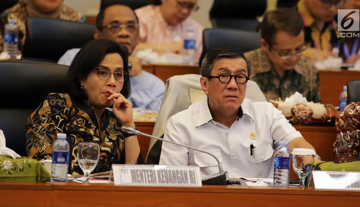 Menteri Keuangan Sri Mulyani bersama Menkumham Yasonna Laoly saat rapat kerja dengan Banggar DPR, Jakarta, Selasa (4/9). Rapat kerja membahas penyampaian pokok-pokok RUU APBN 2019 serta pembentukan Panja dan tim perumus. (Liputan6.com/JohanTallo)