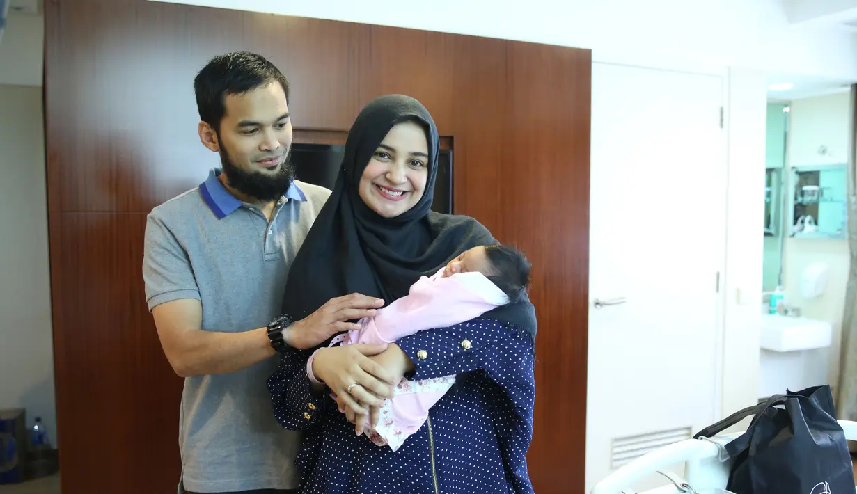 Setelah proses selesai, lelaki yang kini tampil lebih Islami dan fokus pada bisnis itu langsung minta maaf pada istrinya. (Galih W. Satria/Bintang.com)