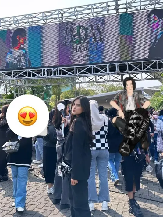 ARMY sejati, aktris Audi Marissa tentu tak ketinggalan hadir di konser Suga mengenakan blazer hitam.