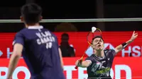 Tunggal putra Indonesia, Jonatan Christie, saat bertanding melawan wakil Kanada, Victor Lai, pada laga final turnamen bulutangkis Indonesia Open 2026 di Istora Gelora Bung Karno, Senayan, Jakarta, Minggu (7/6/2026). (Bola.com/M Iqbal Ichsan)
