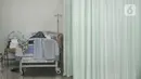 Aktivitas pasien Covid-19 saat menjalani perawatan di Pusat Rawat Isolasi Khusus Mandiri di Stadion Patriot Candrabhaga, Bekasi, Rabu (23/9/2020). Hingga saat ini tercatat sebanyak 15 pasien dengan status orang tanpa gejala (OTG) Covid-19 menjalani isolasi mandiri. (merdeka.com/Iqbal Nugroho)