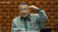 Gubernur Bank Indonesia Perry Warjiyo, dalam konferensi pers Rapat Dewan Gubernur Bank Indonesia Oktober, Kamis (19/10/2023). Perry mengatakan kredit perbankan pada September 2023 tumbuh. (Tira/Liputan6.com)