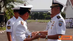 Citizen6, Surabaya: Penyerahan jabatan dilaksanakan dengan upacara militer tersebut, dihadiri para pejabat dijajaran Pusdikbanmin di lapangan Apel Pusdikbanmin, Kesatrian Bimimoro, Kobangdikal, Surabaya, (24/5). (Pengirim: Penkobangdikal)