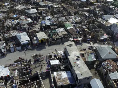 Pemandangan sebuah perkampungan yang porak-poranda setelah dihantam badai Matthew di wilayah Port-au-Prince, Haiti, Senin (10/10). Pemandangan ini diambil dari kota Jeremie yang terletak 188km sebelah barat Port-au-Prince. (AFP Photo/Nicolas Garcia)