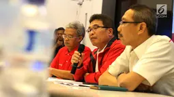 Dirut Telkom Indonesia Alex J. Sinaga (tengah) memberi keterangan terkait Satelit Telkom 1 di Jakarta, Senin (29/8). Gangguan Satelit Telkom 1 mempengaruhi kinerja layanan komunikasi ke konsumen, termasuk ATM dan siaran TV. (Liputan6.com/Angga Yuniar)