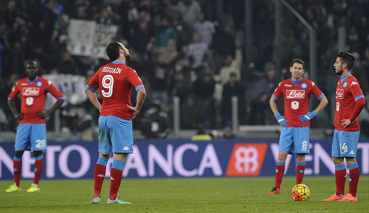 Para pemain Napoli bersiap memulai kick-off usai dibobol Juventus. Pekan selanjutnya Napoli akan menghadapi AC Milan dan Juve akan berjumpa Bologna. (Reuters/Giorgio Perottino)
