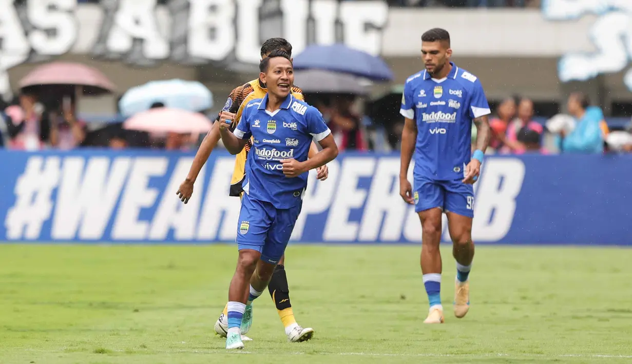 Tim racikan pelatih Bojan Hodak, unggul lewat gol cepat Beckham Putra yang terjadi pada menit ke-5. Tampak dalam foto, pemain Persib, Beckham Putra (kiri) merayakan golnya ke gawang Persija pada pertandingan pekan ke-17 BRI Super League 2025/2026 di Stadion Gelora Bandung Lautan Api (GBLA), Bandung, Jawa Barat, Minggu 11 Januari 2026. (Bola.com/Abdul Aziz)