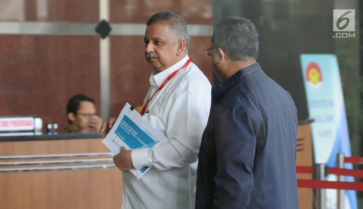 Dirut PT PLN Sofyan Basir berada di gedung KPK, Jakarta, Jumat (28/9). Sofyan Basir diperiksa sebagai saksi untuk tersangka mantan Mensos dan Sekjen Partai Golkar Idrus Marham terkait menerima suap dalam proyek PLTU Riau-1. (Merdeka.com/Dwi Narwoko)
