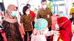 (Ki-ka) Kadis Kesehatan Kota Surabaya Nanik Sukristina, Kepala Perencanaan Operasi Sampoerna Sinta Hartanto dan Kepala Pabrik Markus Hosea meninjau kegiatan vaksinasi dosis ketiga (booster) bagi karyawan Sampoerna di Surabaya, Jawa Timur, (24/2/2022). (Liputan6.com/HO/Sampoerna)