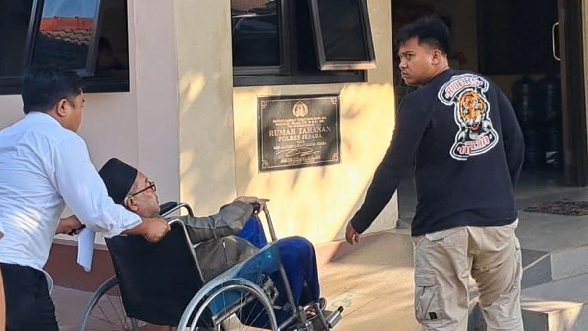 Pakai kursi roda, pelaku pelecehan santriwati di Jepara digiring masuk penjara. Momennya seperti apa? Simak detailnya: