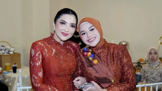 Riasan Serba Coral Ashanty, Aurel Hermansyah, dan Liza Natalia saat Kondangan Keluarga. [@ashanty_ash]