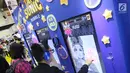 Pengunjung bermain game berlayar televisi, yang tersedia di aplikasi BBM pada acara Popcon Asia 2017, di Jakarta, Sabtu (05/8). Pada acara tersebut BBM juga meluncurkan sticker factory, sebuah portal untuk para creator stiker. (Liputan6.com/Fery Pradolo)