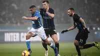 Ivan Perisic dan Marco Brozovic berusaha mengejar Allan pada laga Inter Milan melawan Napoli. (AFP/Marco Bertorello)