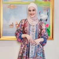 Saat merayakan Imlek, Cut Meyriska mengenakan baju tunik dengan motif warna merah, biru, dan coklat. Dipadukan kerudung coklat muda dan celananya. [@cutratumeyriska]