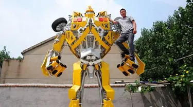 Wang Liansheng, sang ayah mewujudkan impian anak laki-laki itu untuk memiliki replika Bumblebee yang ukurannya sesuai dengan aslinya. Dan dalam waktu 1 tahun saja replika itu bisa jadi kenyataan.