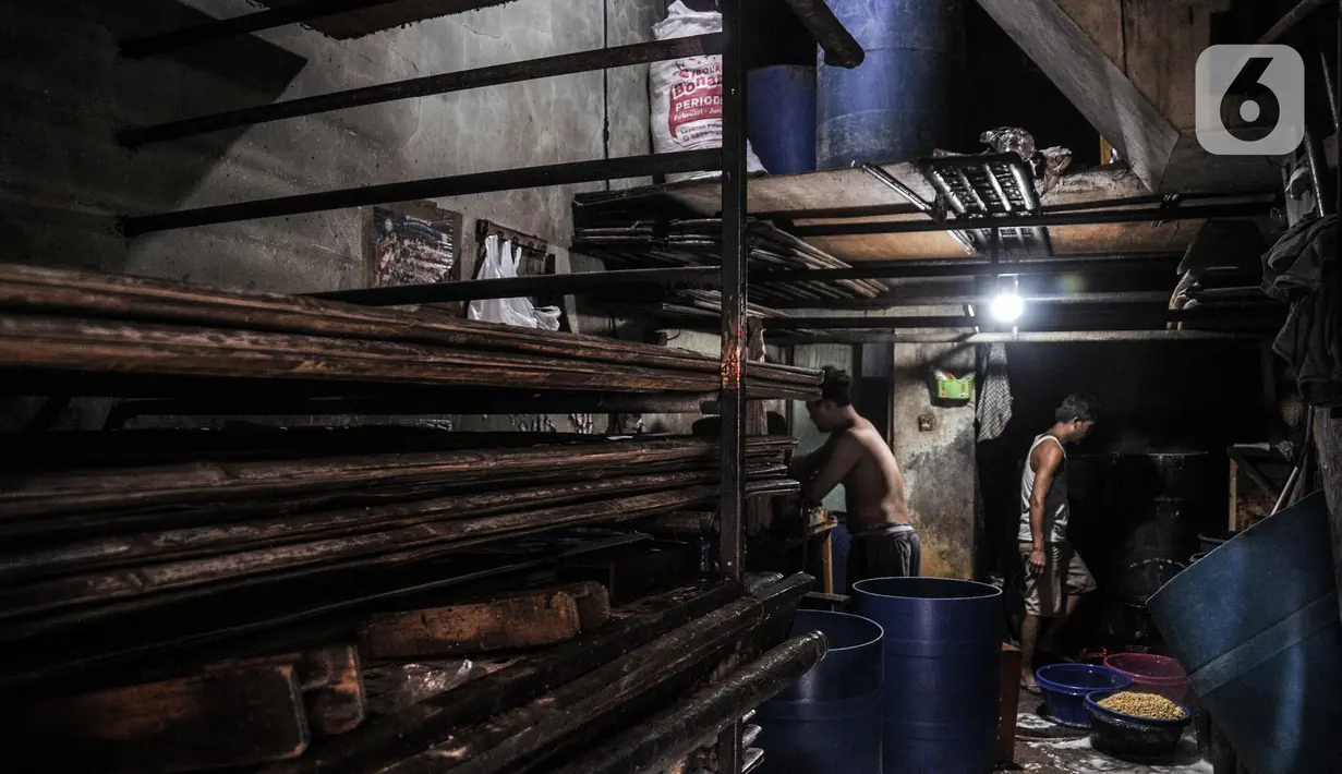 Aktivitas perajin tempe saat mogok produksi di kawasan Sunter Jaya, Jakarta Utara, Senin (21/2/2022). Mulai hari ini perajin tempe dan tahu se-Pulau Jawa mogok produksi selama tiga hari ke depan sebagai respon mahalnya harga kedelai yang mencapai Rp11.000 per kg. (merdeka.com/Iqbal S. Nugroho)