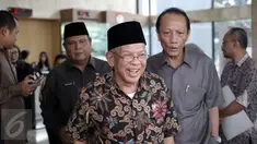 Ketua Badan Kehormatan (BK) DPD AM Fatwa usai mengunjungi Irman Gusman di Gedung KPK, Jakarta, Kamis (6/10). AM Fatwa bersama sejumlah anggota DPD menyampaikan perihal pemberhentian Irman Gusman sebagai Ketua DPD RI. (Liputan6.com/Helmi Afandi)