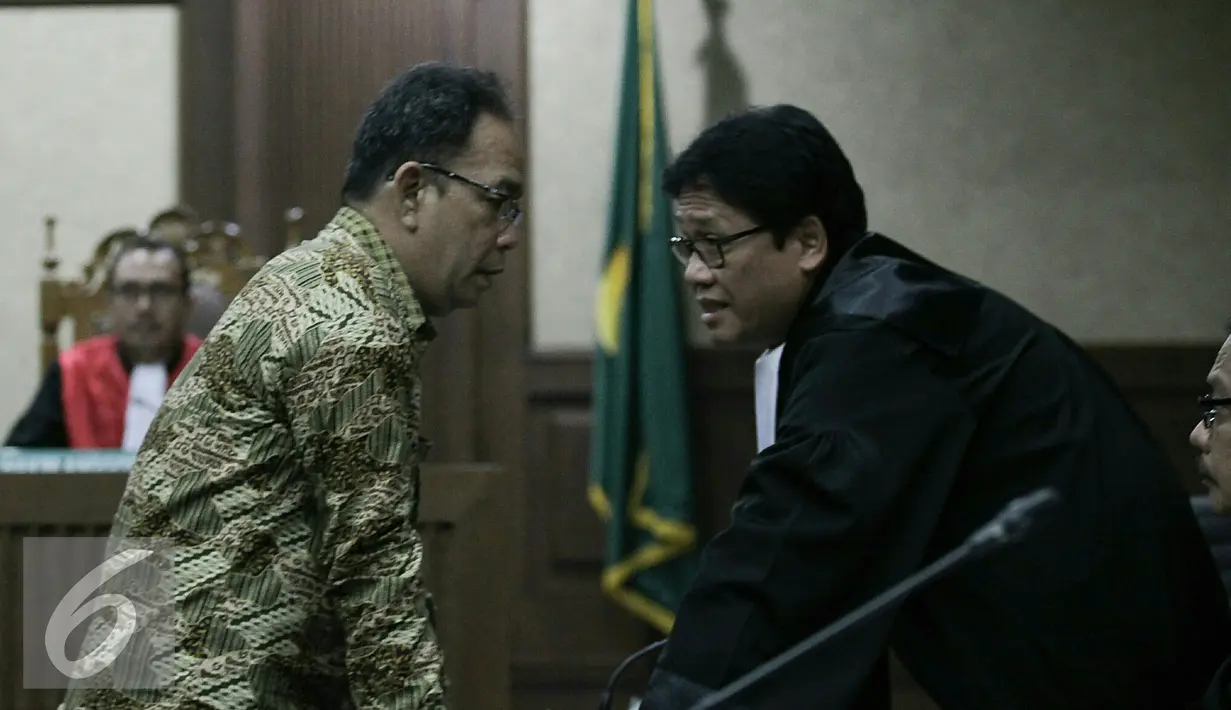 Xaveriandy Sutanto berbincang dengan penasehat hukumnya saat menjalani sidang perdana di Pengadilan Tipikor, Jakarta, Selasa (8/11). Xaveriandy diduga melakukan penyuapan kepada Irman Gusman untuk distribusi gula import. (Liputan6.com/Johan Tallo)