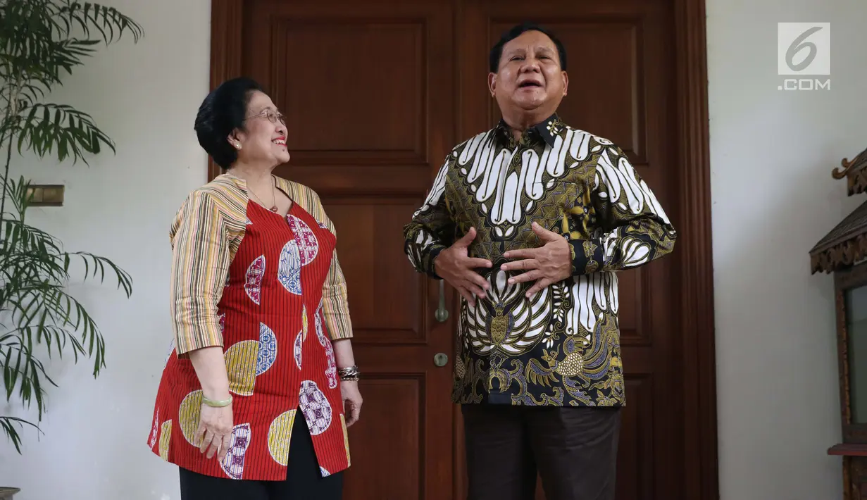 Ketua Umum PDIP, Megawati Soekarnoputri (kiri) tertawa bersama Ketua Umum Partai Gerindra, Prabowo Subianto usai melakukan pertemuan dan makan siang bersama di kediaman Megawati di Jalan Teuku Umar, Jakarta, Rabu (24/7/2019). (Liputan6.com/Helmi Fithriansyah)