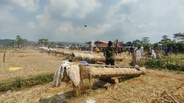 Meriam karbit (kuluwung) dari kayu randu dinyalakan bergantian pada Pesta Rakyat Ngadu Bedug yang digelar 14-15 April 2024 untuk rayakan Idul Fitri.