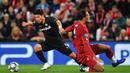 Gelandang Salzburg, Hwang Hee-Chan, mengocek bek Liverpool, Virgil Van Dijk pada laga Liga Champions di Stadion Anfield, Liverpool, Rabu (2/10). Liverpool menang 4-3 atas Salzburg. (AFP/Paul Ellis)