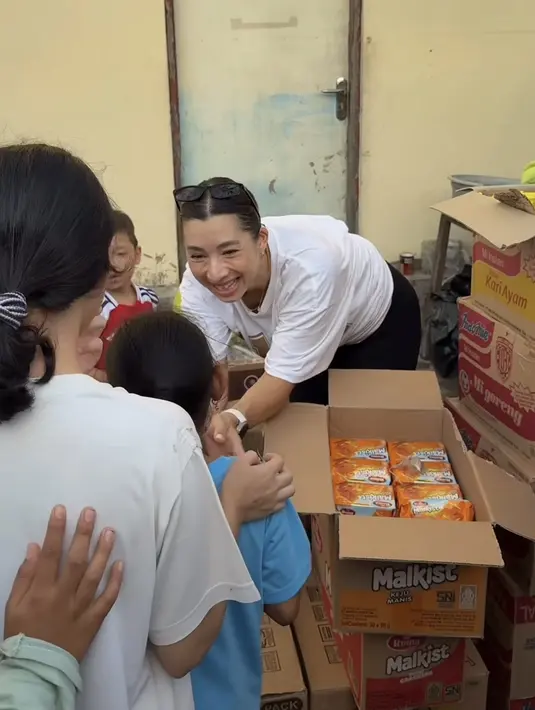 <p>Wajah Jennifer pun tampak natural glowing, rambutnya diikat ke belakang dengan bagian depan ditata rapi belah dua, serta kacamata hitam di kepalanya. [@jenniferbachdim]</p>
