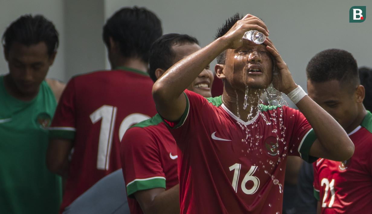 Striker Timnas Indonesia U-23, Nur Hardianto, melepas dahaga saat uji coba melawan Timnas indonesia U-19 di Lapangan ABC Senayan, Jakarta, Sabtu (24/2/2018). Timnas U-23 menang 5-0 atas Timnas U-19. (Bola.com/Vitalis Yogi Trisna)