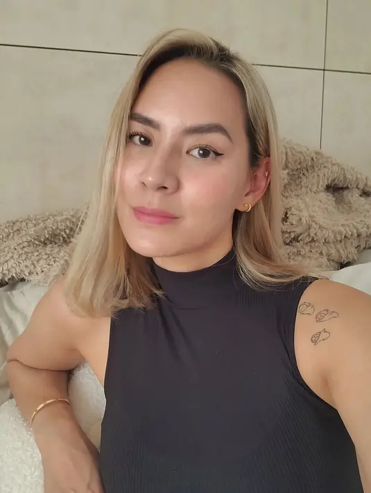 <p>Ia cocok mengenakan busana berwarna hitam, karena selain tampak elegan, ia juga memberi higlight pada rambutnya yang seperti emas berkilau. (Instagram @chantaldellaconcetta_)</p>