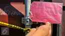 Petugas menunjukan label barang bukti yang dipasang di kontainer berisi pupuk ilegal di Pelabuhan Tanjung Priok, Jakarta, Kamis (7/4/2016). Sebanyak 6 kontainer pupuk ilegal berhasil diamankan pihak berwajib. (Liputan6.com/Yoppy Renato)