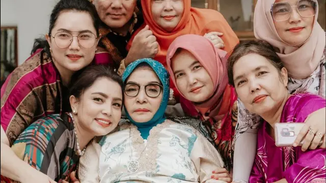 6 Potret Pesta Ultah Ibunda Mayangsari ke-76, Dirayakan Bareng Keluarga Besar