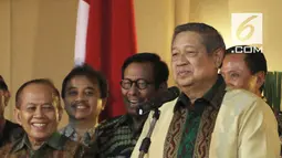 Ketua Umum Partai Demokrat Susilo Bambang Yudhoyono memberikan keterangan pers usai pertemuan di Gran Melia, Jakarta, Senin (30/7). Partai Demokrat dan PKS menyerahkan pemilihan cawapres kepada Prabowo. (Liputan6.com/Herman Zakharia)