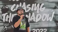 Didit Wicaksono Juru Kampanye Iklim dan Energi Greenpeace Indonesia berbicara saat acara Chasing The Shadow (CATS) kick off tur sepeda leg pertama di Jakarta, Minggu, 16 Oktober 2022. (Veri Sanovri / Greenpeace)