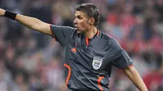 Italian referee Roberto Rosetti gestures during the second leg Champions League quarter-final match Bayern Munich vs Barcelona at the Allianz arena in Munich on April 14, 2009. AFP PHOTO/JOHN MACDOUGALL 