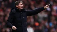 Manajer Crystal Palace asal Austria, Oliver Glasner, memberi isyarat di pinggir lapangan selama pertandingan Liga Inggris antara Arsenal dan Crystal Palace di Stadion Emirates di London pada 26 Oktober 2025. (HENRY NICHOLLS/AFP)