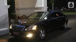 Presiden Joko Widodo atau Jokowi melambaikan tangan dari dalam mobil saat tiba di Istana Merdeka, Jakarta, Minggu (20/10/2019). Usai dilantik menjadi Presiden RI untuk kedua kalinya, Jokowi  langsung kembali ke Istana Merdeka. (Liputan6.com/Angga Yuniar)
