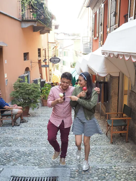 Beberapa foto menunjukkan kemesraan Dimas Anggara dan Amanda Rawles saat menyusuri kota Bellagio, Italia. Hari keenam, Amanda mendapat jatah syuting menjelang sore. (Foto: Alexander Thian/Screenplay Films)