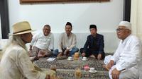 Sastrawan Timur Sinar Suprabana berdiskusi serius dengan Gus Mus ditemani sejumlah seniman lain yang berencana menggelar doa bersama untuk para seniman, budayawan. Foto: liputan6.com/edhie prayitno ige&nbsp;
