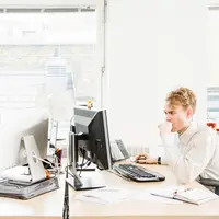 Para pasangan harus tahu gimana caranya menjaga kebersamaan saat sama-sama sedang terjebak dalam rutinitas pekerjaan. (Foto: thesun.co.uk)