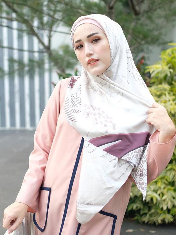 Apalagi dalam balutan hijab seperti ini, aura Adelia Wilhelmina yang memiliki wajah cantik alami bak selebriti kian terpancar. (Liputan6.com/adeliapasha)