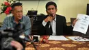 Wakil Sekjen DPP PPP hasil Muktamar Jakarta, Ahmad Bay Lubis (kanan) memberikan keterangan dalam jumpa pers di Jakarta, Kamis (24/3). Ahmad Bay melaporkan Djan Faridz ke Bareskrim Mabes Polri atas dugaan pemalsuan formatur PPP (Liputan6.com/Johan Tallo)
