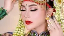 Satu lagi Bella Bonita menghadirkan makeup pengantin yang bold bernuansa merah merona. Lengkap dengan hair piece bak pengantin dan kembang melati, serta berbagai aksesori emas yang serasi dengan outfitnya. Foto: Instagram.