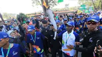Legenda sepakbola Indonesia, Alexander Pulalo didapuk sebagai torch bearer dalam torch relay Asian Games 2018 di Bandung.